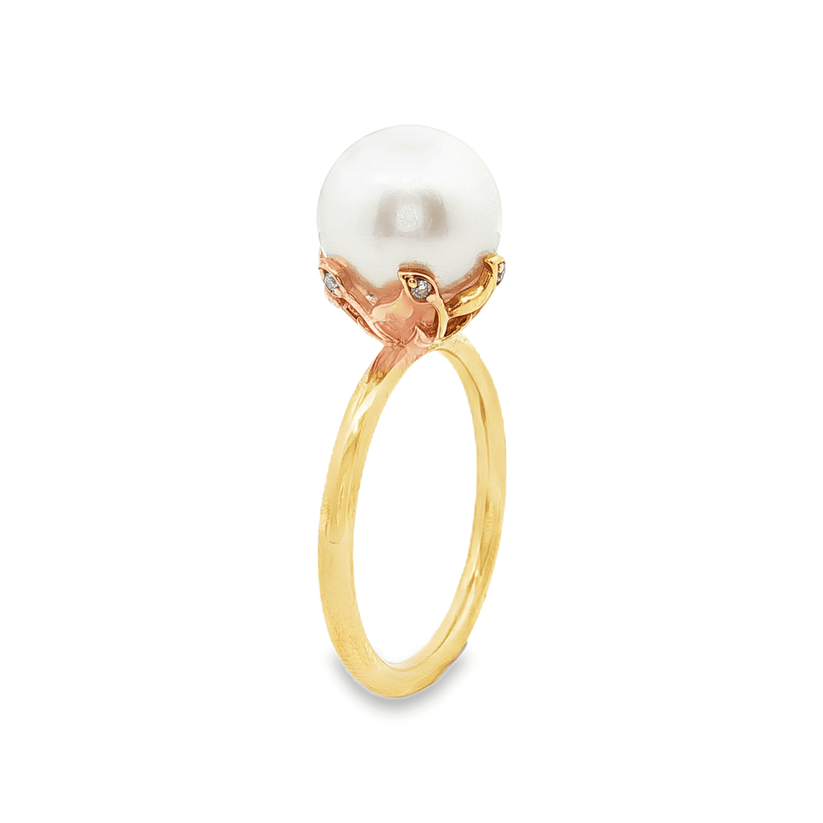 9ct YG 9mm RD FWP and LGD ring with 6= 0.03ct LGD's set in the claws