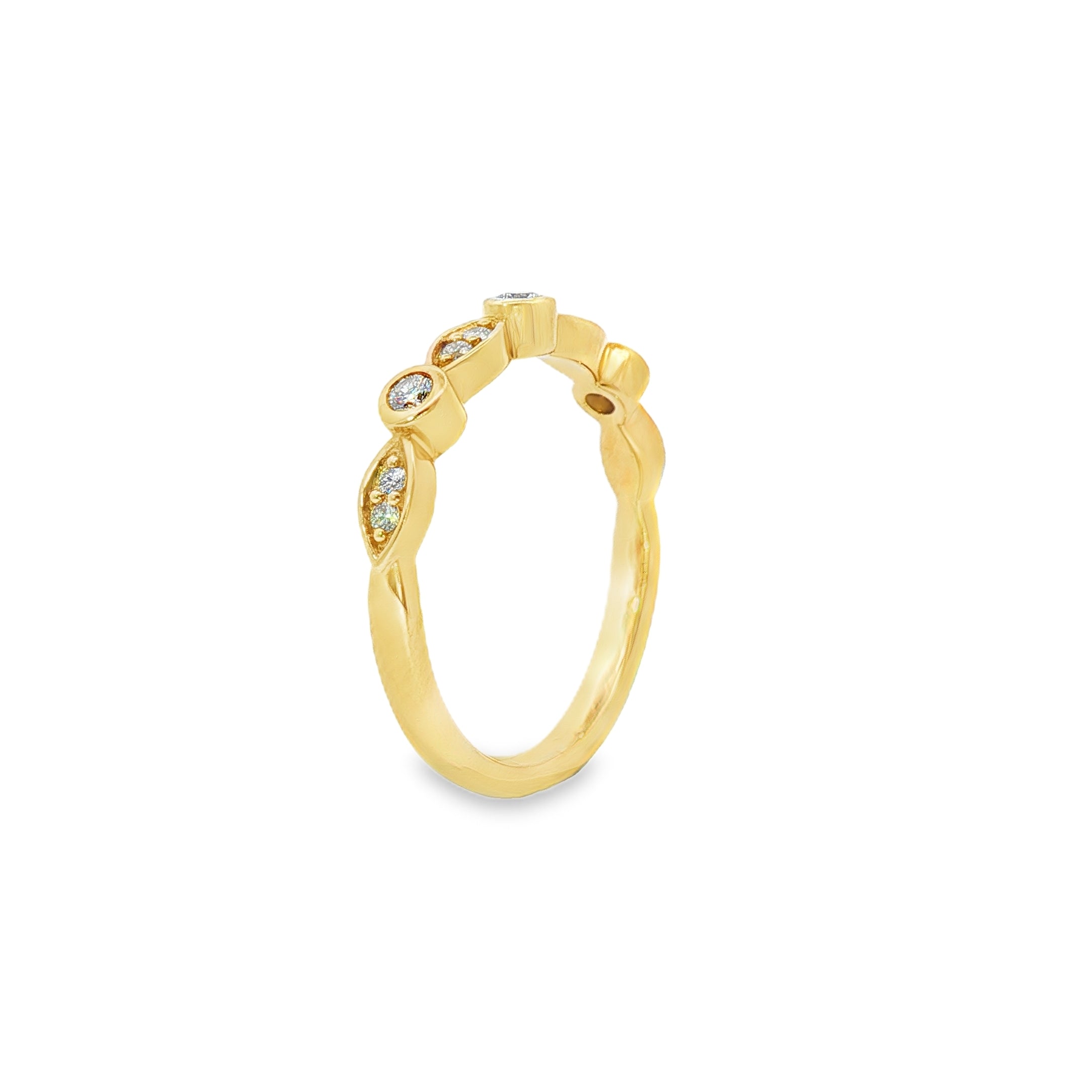 Round Brilliant Lab-Grown Diamond Swing Ring-Style Band in 9ct Yellow Gold